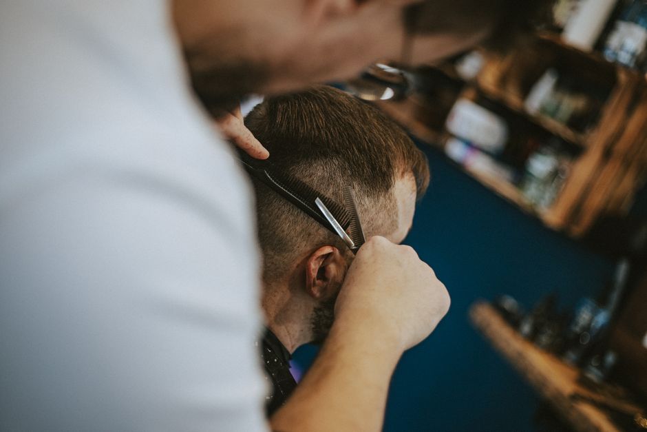 Barber profesionist tunde un client la The Story