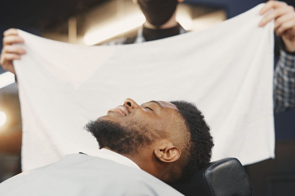Ritual de prosop fierbinte la barbershop
